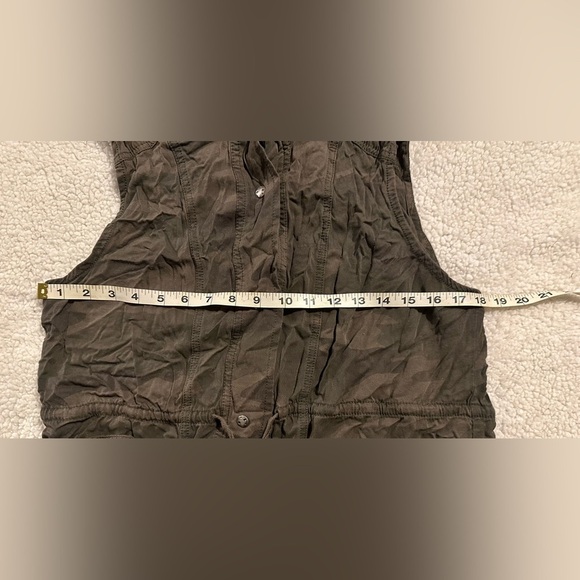 Maurice’s Women’s Green Camouflage Button Short Sleeve Vest size Large Pockets - Picture 7 of 9